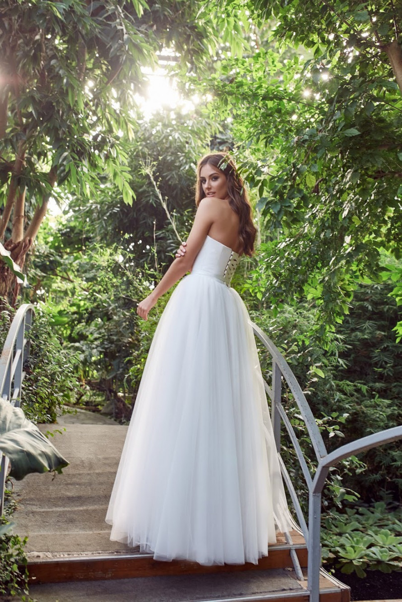 Победительница шоу &laquo;Холостяк-6&raquo; Алена Лесык представила коллекцию свадебных платьев