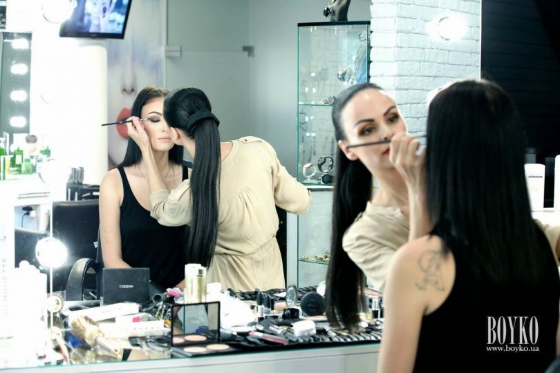 Татьяна Бойко красит Анастасию Приходько