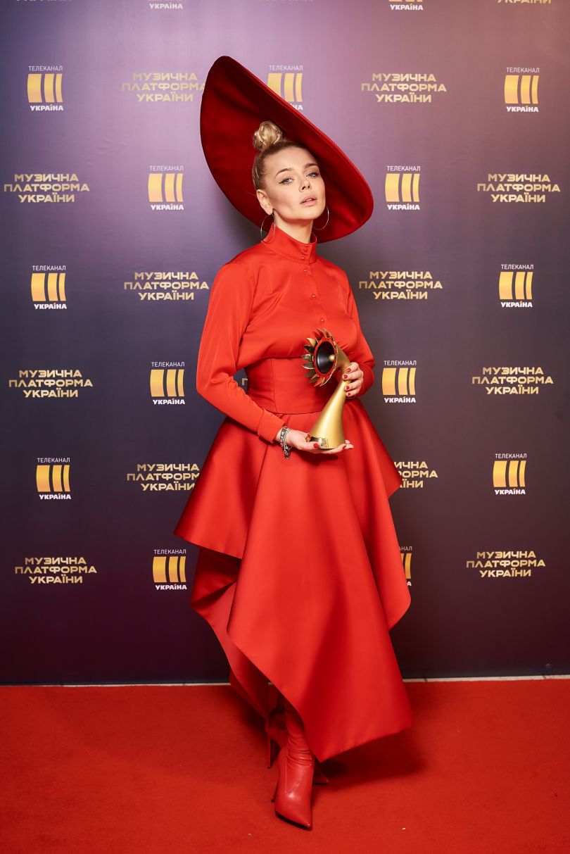 Алина Гросу в красном платье