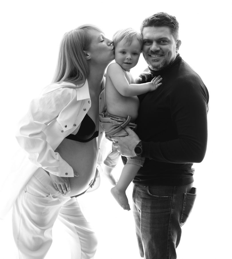 Беременная Тарабарова целует сына и мужа