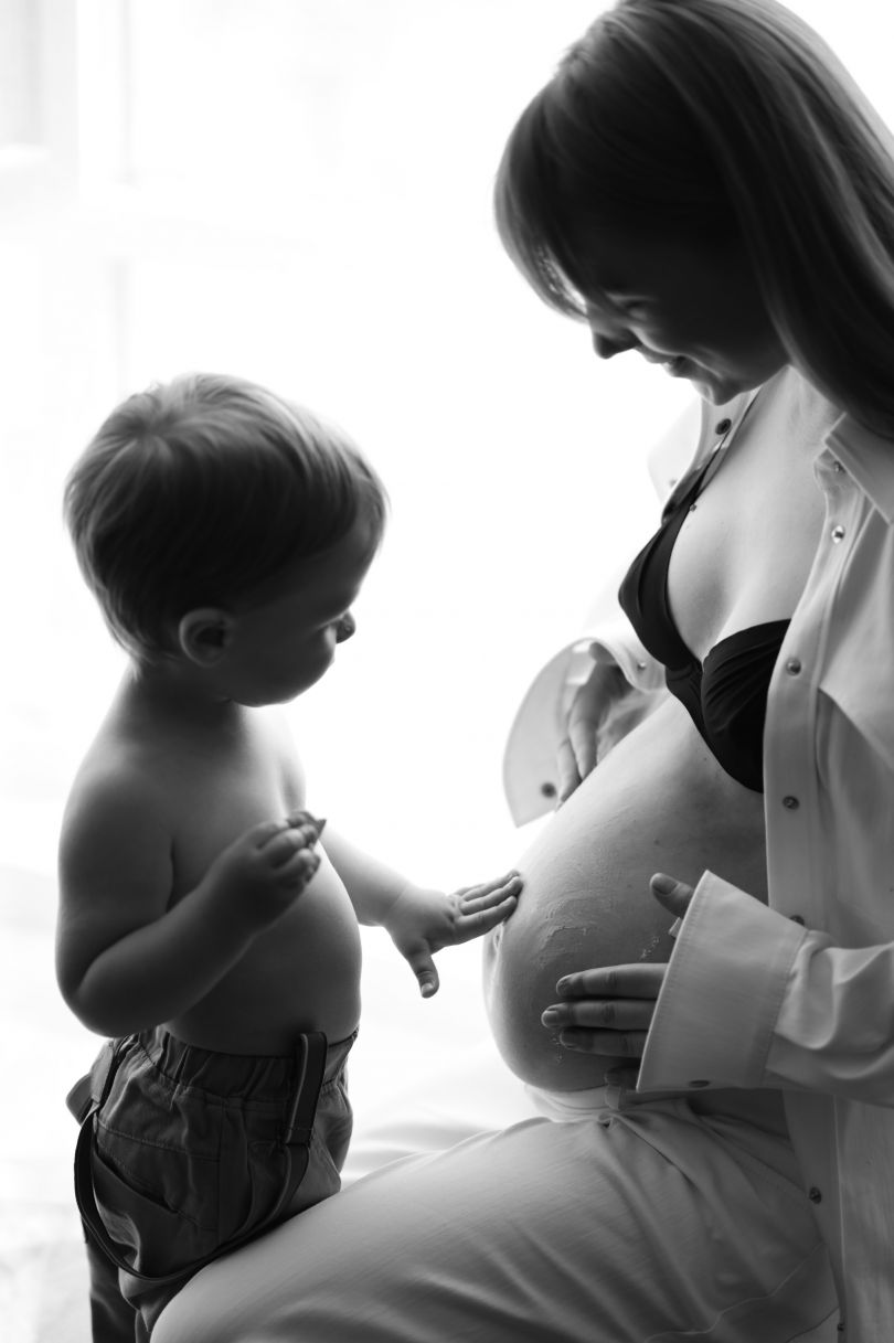 Светлана Тарабарова беременная показывает сыну свой животик