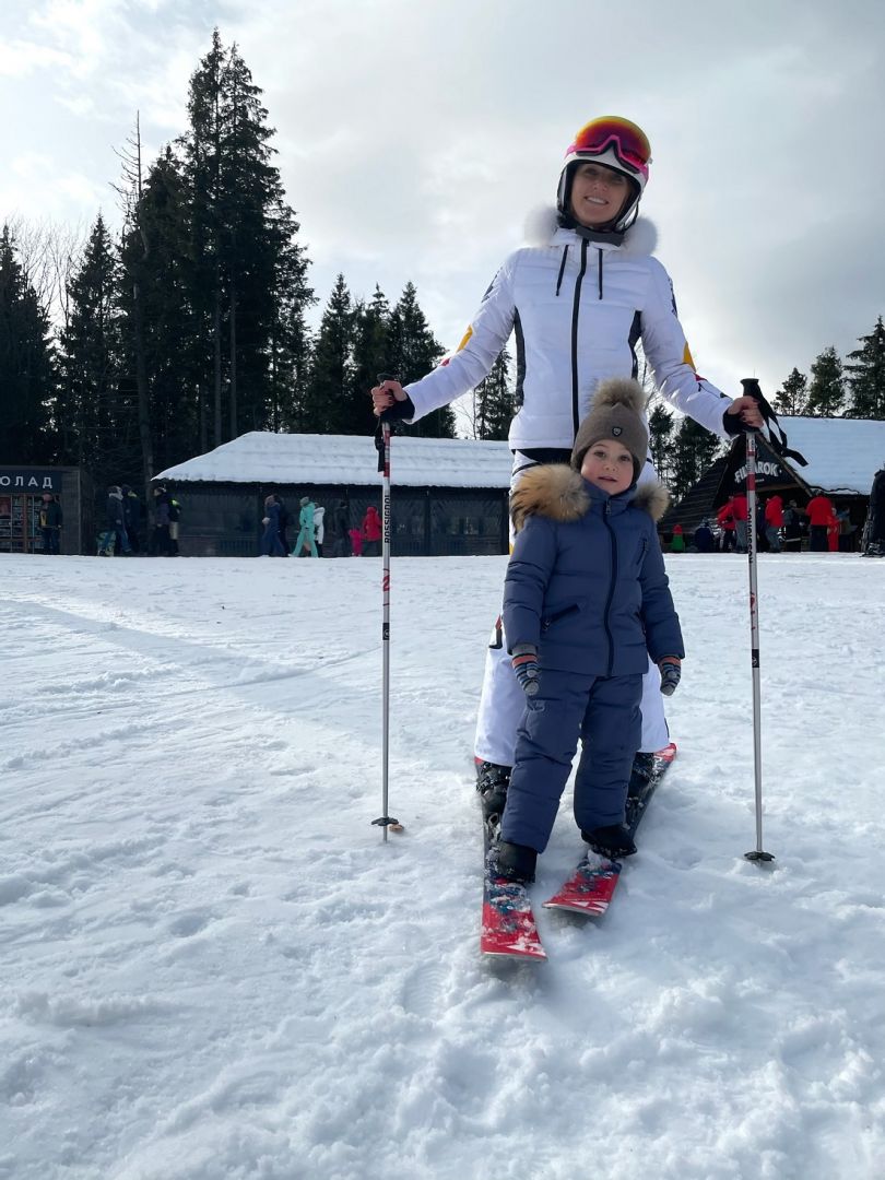 Анна Ризатдинова катается на лыжах с сыном в Карпатах