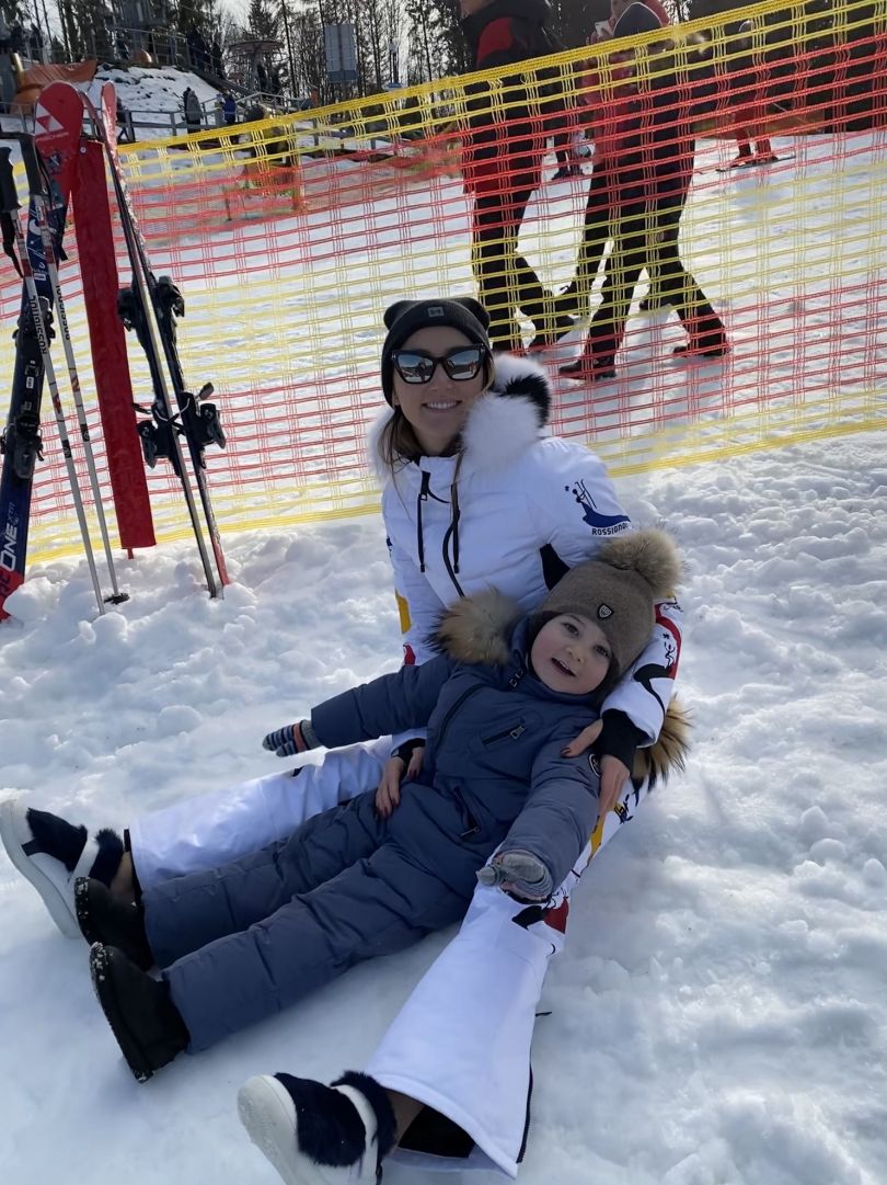 Анна Ризатдинова с сыном в снегу