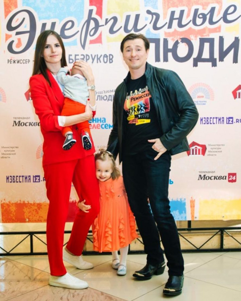 Все в сборе: редкое фото Сергея Безрукова с женой и детьми