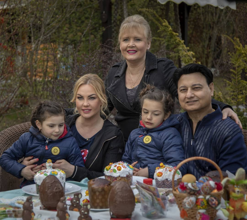 Камалия с мужем, дочками и мамой