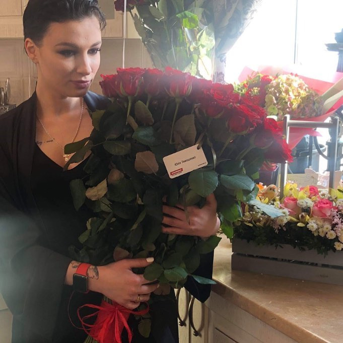 Воздушные шары и цветы: Анастасия Приходько получила роскошный подарок от мужа