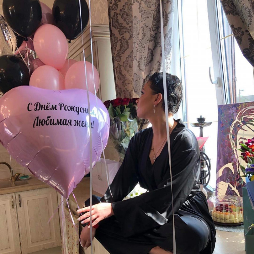 Воздушные шары и цветы: Анастасия Приходько получила роскошный подарок от мужа