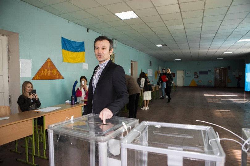 Выборы-2018: за кого проголосовал Святослав Вакарчук?
