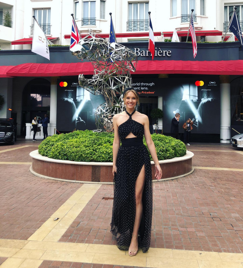 Катя Осадчая блистает в смелом наряде на Каннском кинофестивале