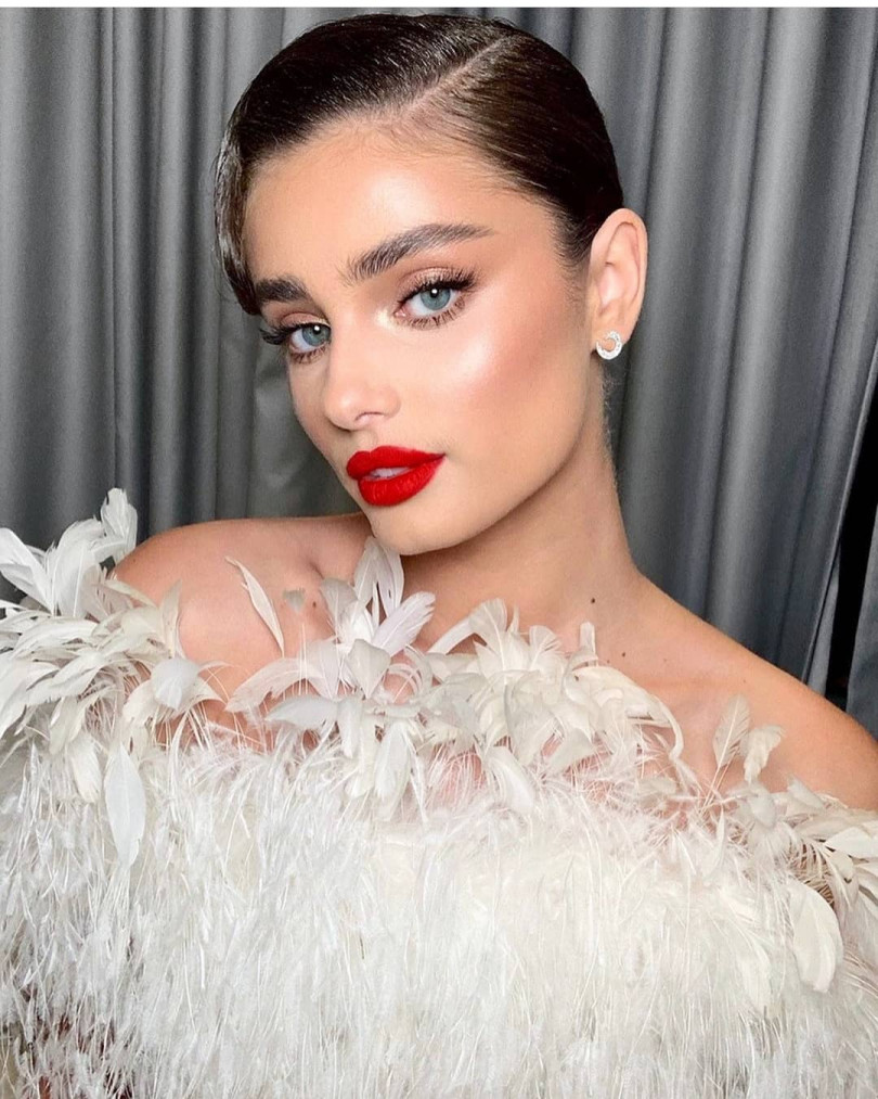 Модель Victoria's Secret показала лицо, как есть