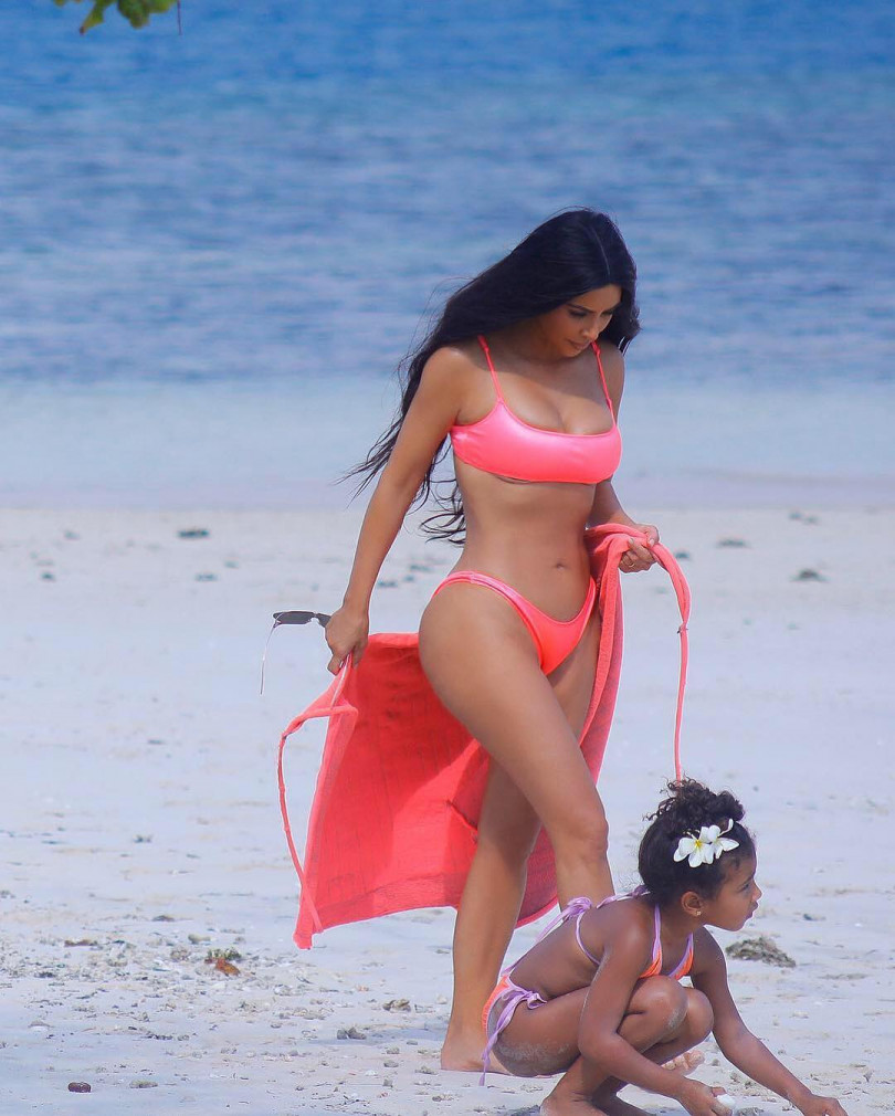 Идеально! Ким Кардашьян позирует на пляже в розовом бикини