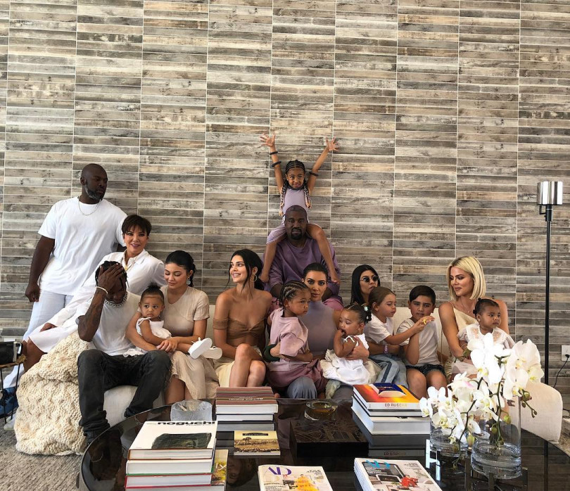 С мужьями и детьми: Кендалл Дженнер поделилась снимком своего большого семейства