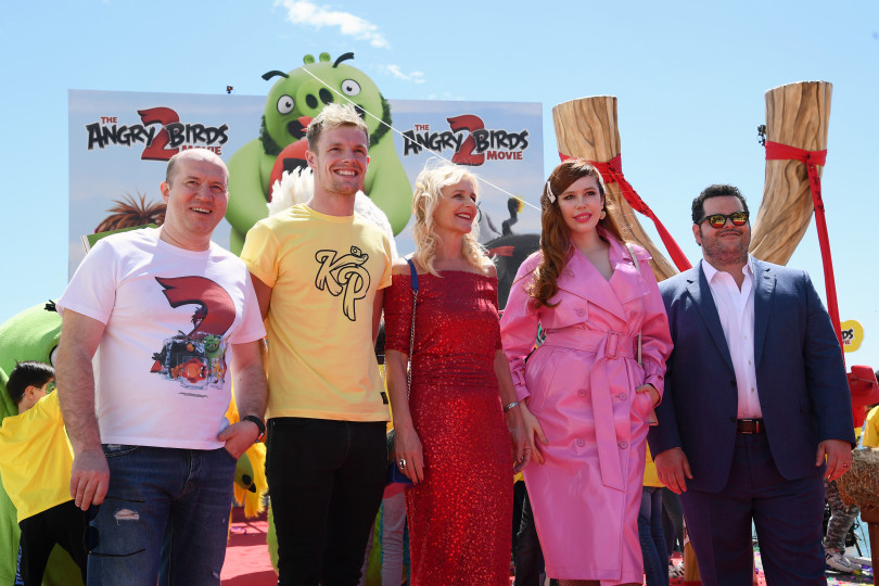 Соня Плакидюк вся в розовом на фотоколле Angry Birds в кино 2