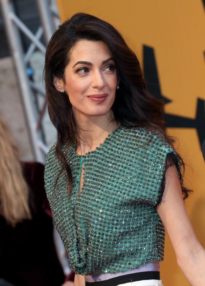 В мини-юбке и кроп-топе: Амаль Клуни появилась на красной дорожке в неожиданном наряде