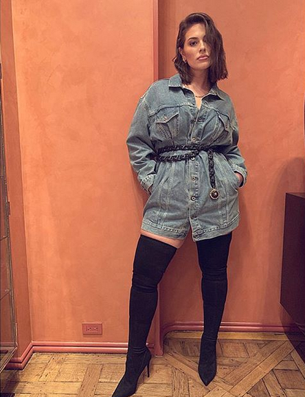 Когда забыла надеть брюки: модель plus-size Эшли Грэм вышла в свет в одной джинсовке на голое тело