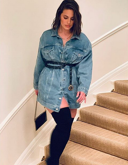 Когда забыла надеть брюки: модель plus-size Эшли Грэм вышла в свет в одной джинсовке на голое тело