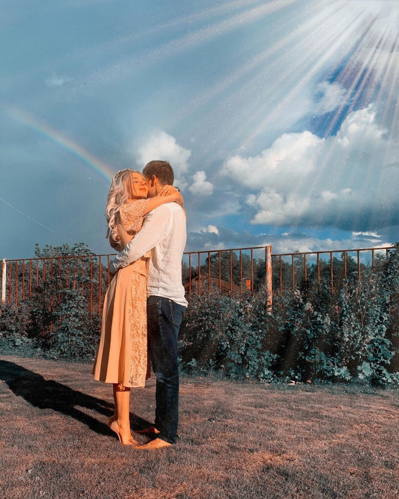 Так романтично: Алина Гросу позирует с любимым мужчиной на фоне радуги