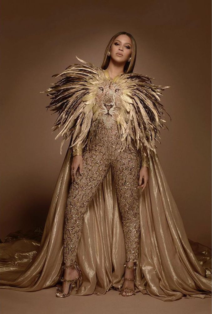 Метровый шлейф и сотни перьев: Бейонсе позирует в костюме львицы