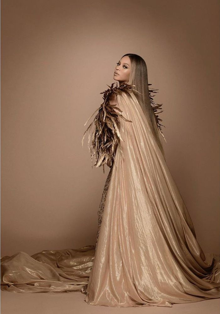 Метровый шлейф и сотни перьев: Бейонсе позирует в костюме львицы