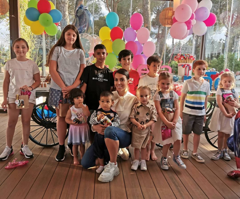 Джорджина Родригес с детьми