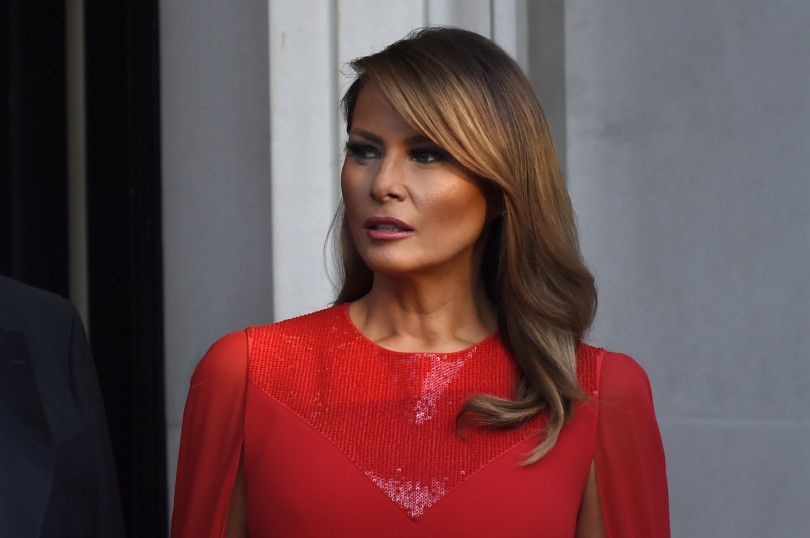 Покоряя Великобританию: Мелания Трамп вышла в свет в ярко-красном платье в пол от Givenchy