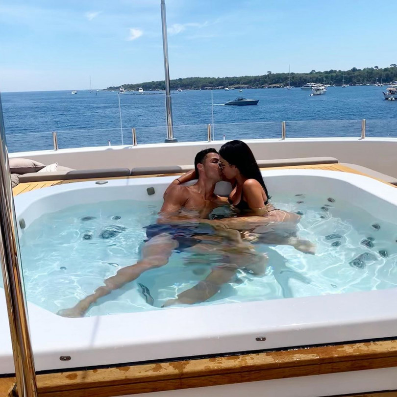 Горячо: Криштиану Роналду страстно целует Джорджину Родригес в бассейне
