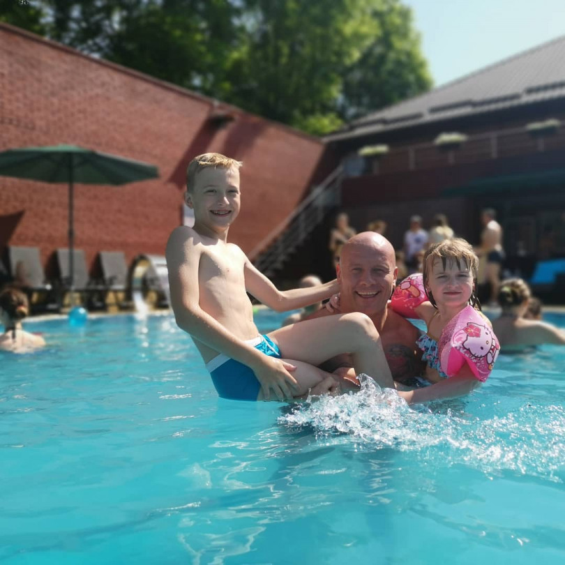 Время семьи: Вячеслав Узелков счастливо проводит время с сыном и дочерью