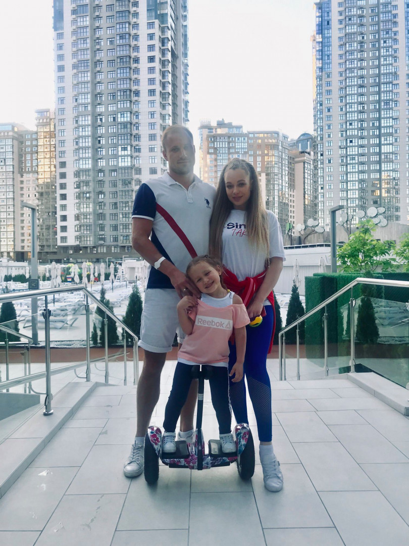 Яна Соломко с мужем и дочкой