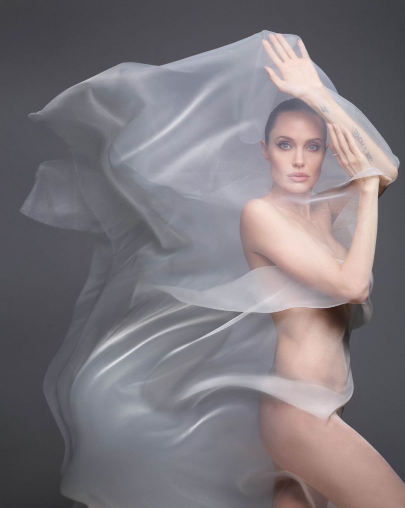 Анджелина Джоли снялась полностью голой: фото