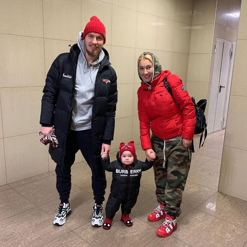 Лера Кудрявцева с мужем и дочкой