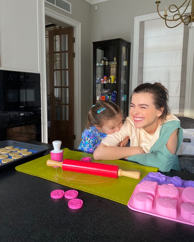 Елена Темникова учит готовить ореховое печенье