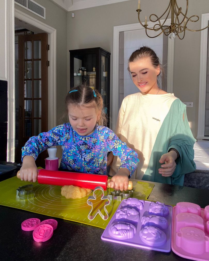 Елена Темникова и ее ребенок