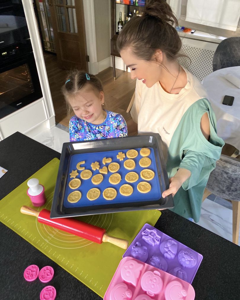 Елена Темникова учит готовить ореховое печенье