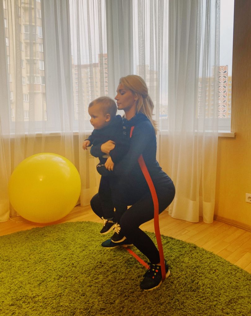 Миша Романова тренируется с сыном в руках