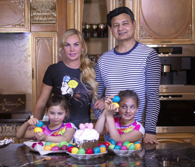Камалия с мужем и детьми приготоивла паски на Пасху