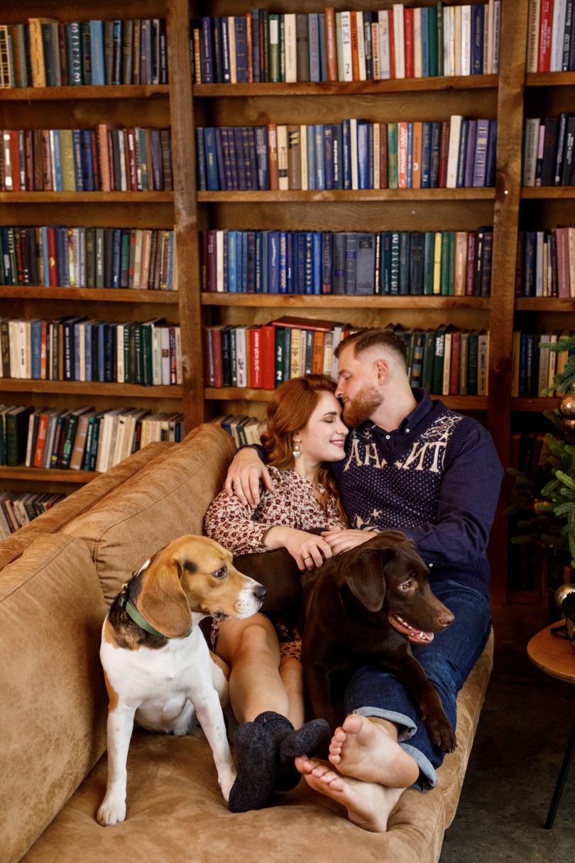 Мариетта обнимается с мужем и собакой на карантине