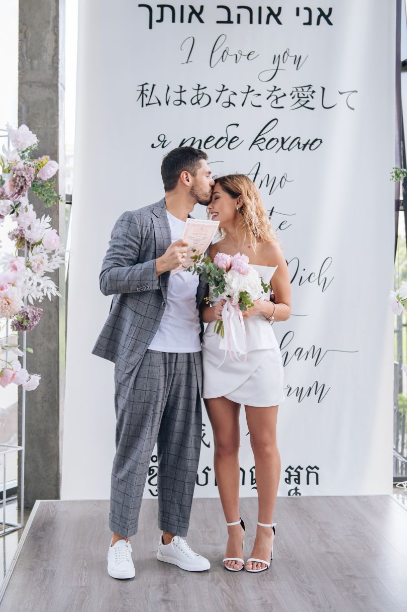 Никита Добрынин и Даша Квиткова целуются на своей свадьбе