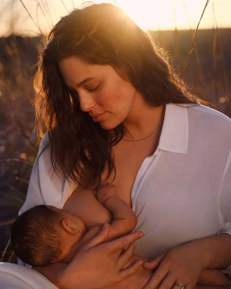 Эшли Грэм кормит грудью сына
