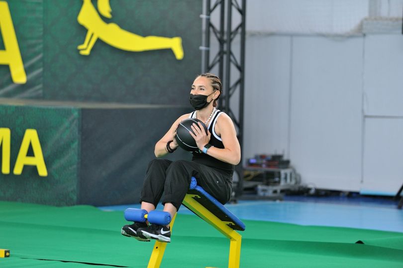 Виталина Ющенко делает спортивные упражнения на пресс