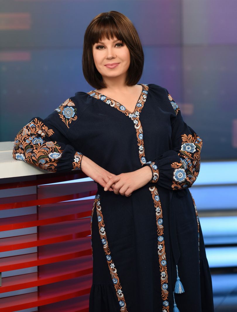 Алла Мазур в платье-вышиванке