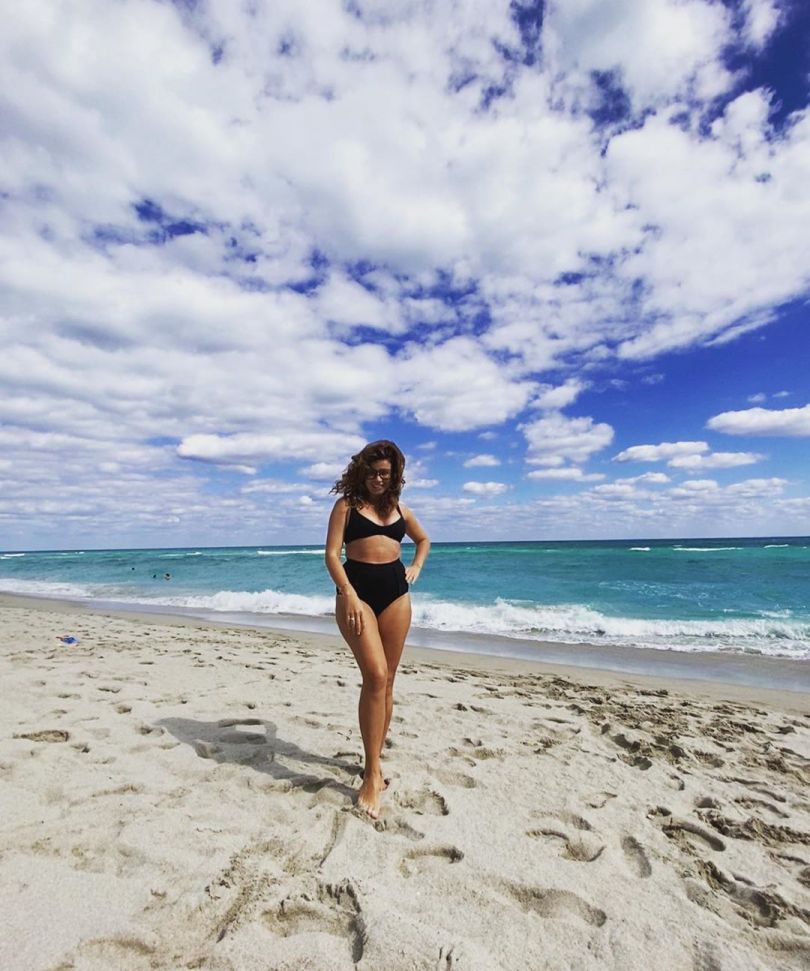 Жена Монатика Ирина Демичева в купальнике