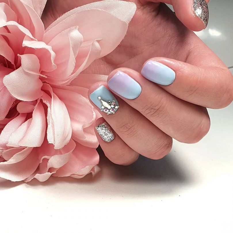 Маникюр со стразами