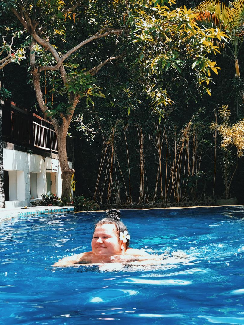 alyona alyona плавает в бассейне