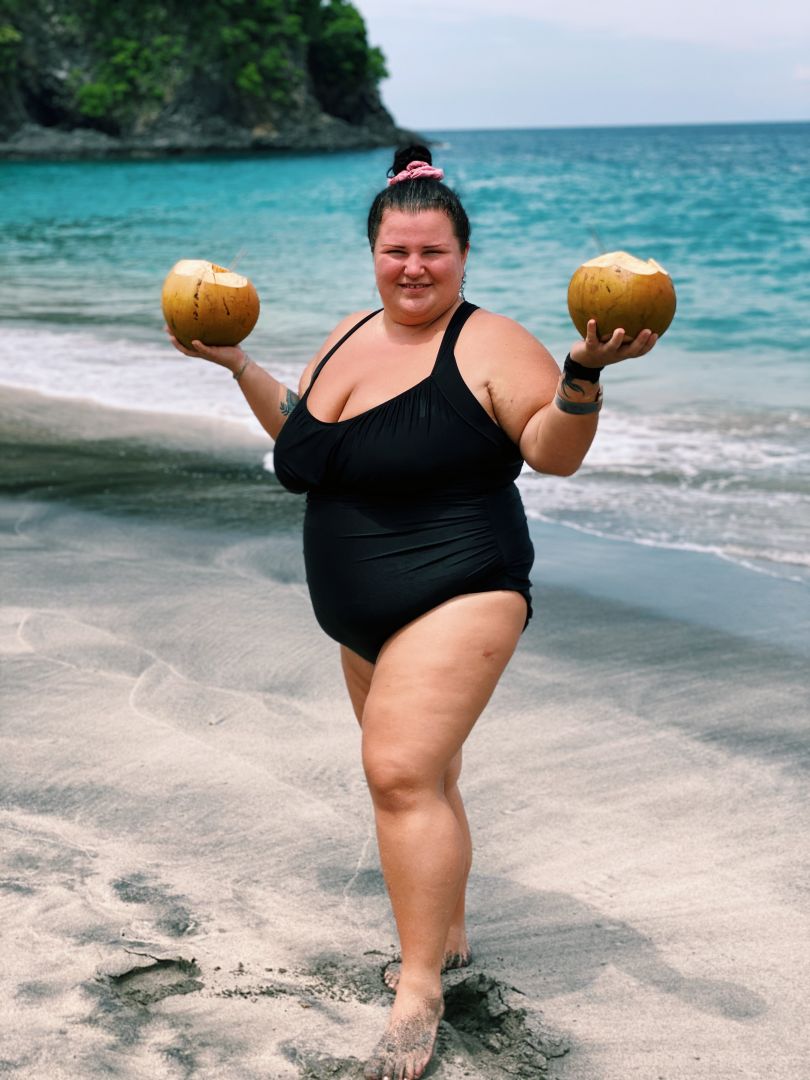 alyona alyona в купальнике держит кокосы