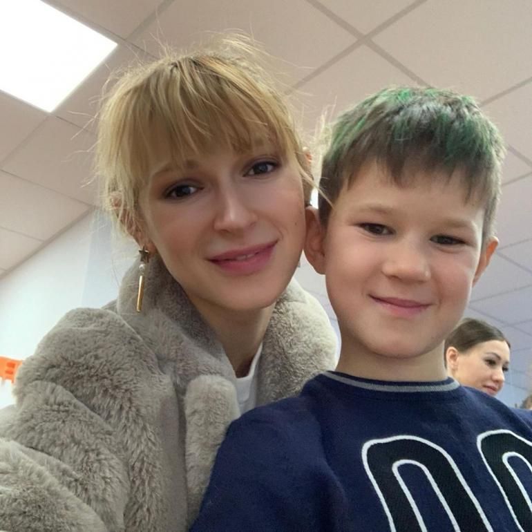 Таянна обнимает сына