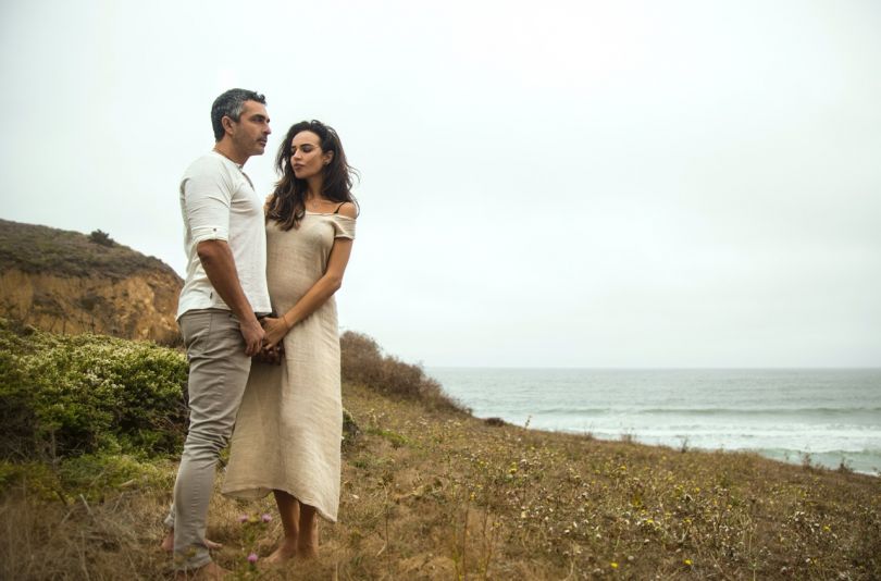 Маша Фокина и ее муж возле океана в США