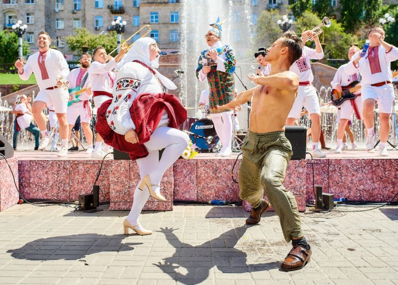 Верка Сердючка танцует на Крещатике