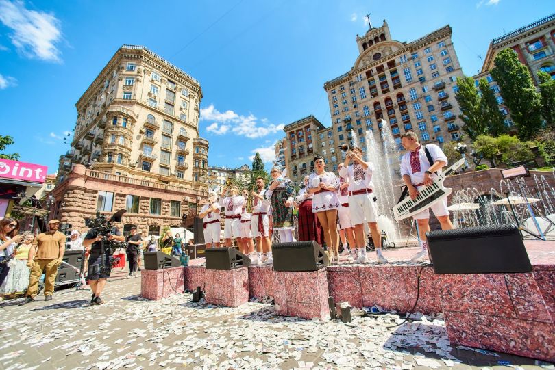 Верка Сердючка поет на Крещатике