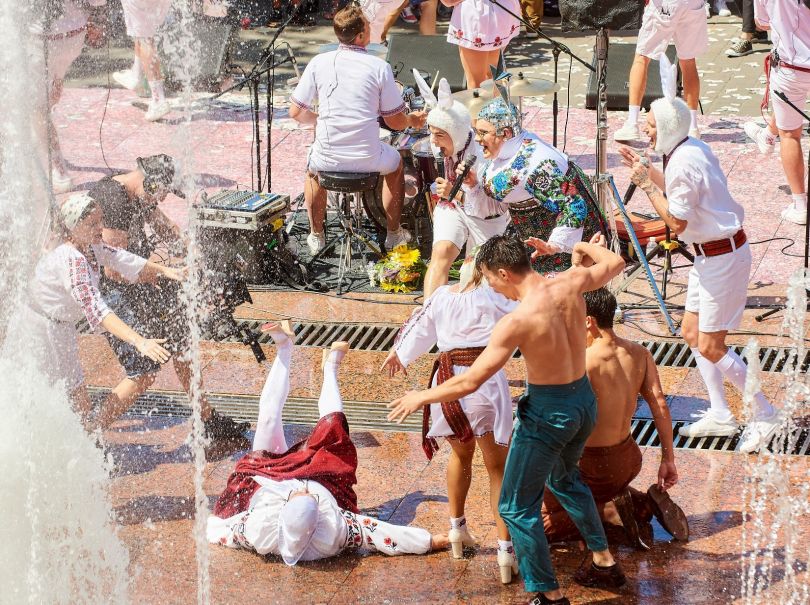 Верка Сердючка танцует на Крещатике