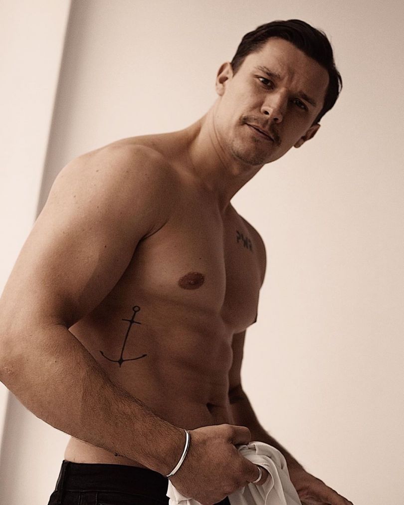 Тарас Цымбалюк с голым торсом